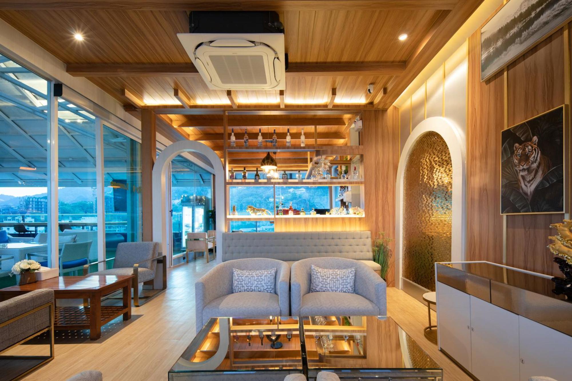 Sira Grande Hotel & Spa Patong Bagian luar foto